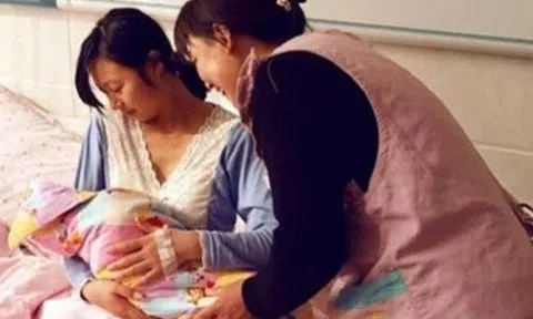 Mẹ chồng 70 tuổi suốt ngày ôm hôn cháu sơ sinh, tôi nói không được liền viết tờ giấy dúi vào tay nhờ bác sĩ