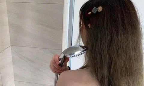 Con hỏi "Sao bên dưới mẹ màu đen còn con thì không?", người mẹ đáp chuẩn như chuyên gia khuyên