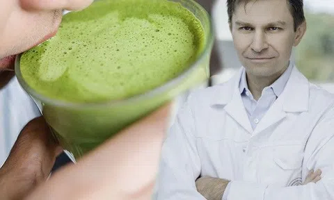 Giáo sư trường Y Harvard trẻ lại 10 tuổi chỉ nhờ 4 thói quen, đặc biệt thích một thứ làm từ lá trà xanh