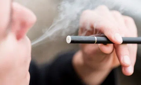 Thanh niên Hà Nội tổn thương não, phải thở máy sau khi hút thuốc là điện tử