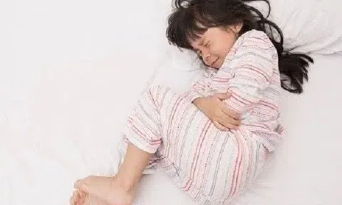 Con gái cứ đến cuối tuần lại ôm bụng quằn quại, đưa đi khám bác sĩ liền bảo: "Bố mẹ ly hôn đi"