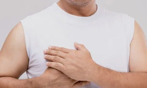 Người đàn ông Hà Nội đi đâu cũng ngại vì bầu ngực khủng, lý do phía sau khiến nhiều người bất ngờ