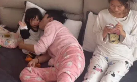 Bị con gái tát vì thơm má, ông bố quá bất ngờ, khóc mếu giãy giụa trên giường, gục mặt vào lòng vợ