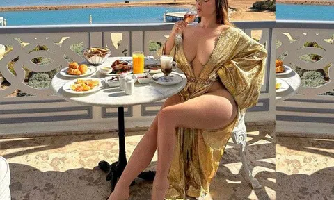 Cao 1m57 nhưng số đo 3 vòng như quả bom di động, "bông hồng gợi cảm nhất Anh Quốc" ăn diện kiểu không dám nhìn lâu