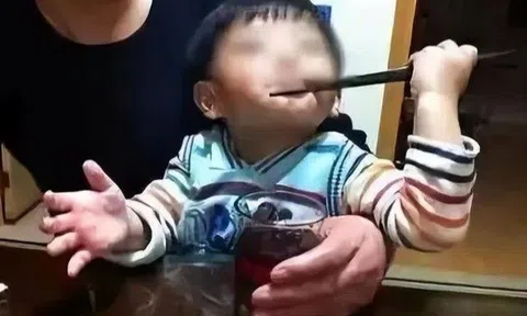 Con 3 tuổi không cứu được, mẹ khóc ngất khi biết nguyên nhân là tại mẹ chồng cho nhấp thử chút rượu