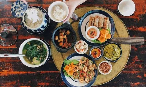 Bác sĩ khuyên ăn uống đủ chất nhưng ăn thế nào mới đủ? Nhiều người Việt ăn lắm món, nhiều cơm nhưng vẫn không ổn