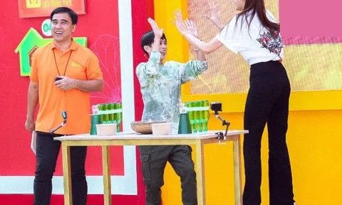 Con rể tương lai của Lê Giang như "chú lùn" đứng bên cạnh siêu mẫu gần 1m80, tưởng chương trình lộn người