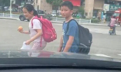 Bí mật đến đón con trai tan học để tạo niềm vui bất ngờ, người mẹ sững sờ khi bị bé ngó lơ vì một điều