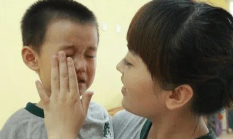 Gửi con cho cô hiệu phó, nửa tiếng sau, ông bố kinh hoàng phát hiện bé đang ngồi sau xe người phụ nữ lạ mặt