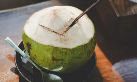 Uống nước dừa hàng ngày, người đàn ông giảm 10kg mừng rỡ đến khi đi khám sức khỏe mới nghe tin chấn động