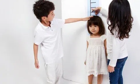 Bố mẹ cao nhưng "thúc" kiểu gì con vẫn thấp, BS chỉ ra yếu tố ảnh hưởng đến chiều cao trẻ ít bố mẹ ngờ tới