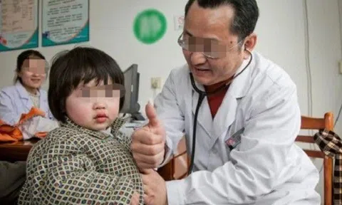 Con gái 1 tuổi thỉnh thoảng chảy máu vùng kín, bà mẹ "chết sững" khi nghe bác sĩ nói nguyên nhân