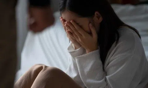 Chồng đi làm xa 3 năm mới về, sững người nghe con gái kể "tối nào hai mẹ con cũng ôm bố ngủ"