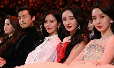 Tấm ảnh hot nhất MXH hiện nay: Hồ Ca ngồi giữa "rừng hoa", Dương Mịch - Angelababy đẹp đỉnh