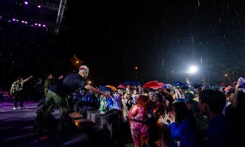 Da LAB cùng hàng nghìn khán giả Hà Nội "gác lại âu lo" dưới trời mưa