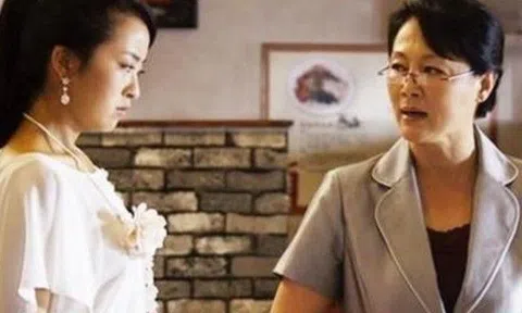 Nói khéo mẹ chồng về quê vì thấy bà ném gạo khắp nhà, nghe chồng gọi điện tôi vội vàng đi tìm nói lời xin lỗi