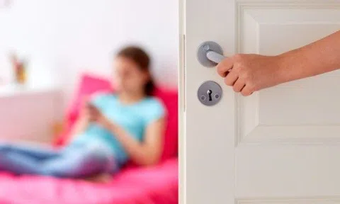 2 giờ sáng, âm thầm vào phòng con gái 12 tuổi, vợ chồng tôi sốc đến mức không nói nên lời