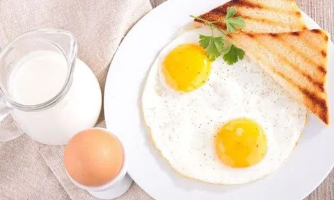 Bánh mỳ-trứng-sữa khi kết hợp sẽ có một cặp đôi hoàn hảo cho bữa sáng nhưng có một món "đại kỵ" nhiều người vẫn dùng