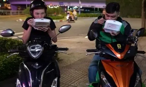 Hoa hậu danh giá của Việt Nam làm xe ôm, ăn cơm hộp lề đường trong đêm