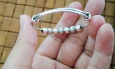 Lắc bạc trên tay con sơ sinh càng ngày càng sáng, mẹ chồng khen khỏe, kết quả khám khiến tôi rùng mình