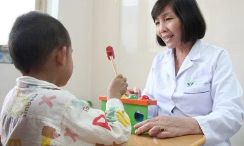 Con ở lớp nghe lời cô, về nhà chống đối bố mẹ, tôi phải làm sao?