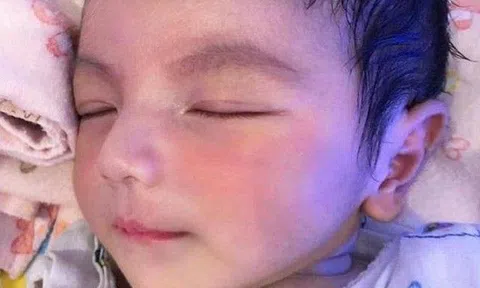 Em bé vừa chào đời đã đẹp như tượng tạc rúng động thế giới, 6 năm sau diện mạo thay đổi không nhận ra