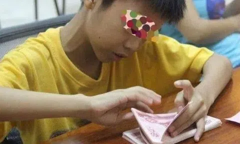 Phát hiện con trai lấy trộm tiền, bà mẹ nói đúng 2 câu nhẹ nhàng mà khiến con bỏ luôn thói ăn cắp