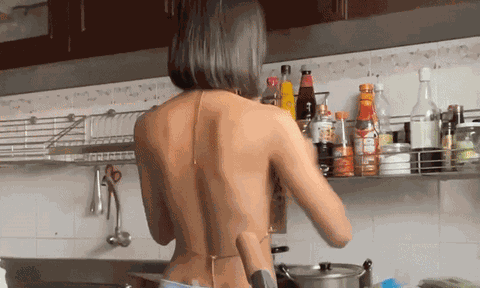 "Thánh nữ mặt mộc" xứ Chùa Vàng không mặc phòng hộ vào bếp khoe lưng trần, hàng triệu người ngỡ ngàng