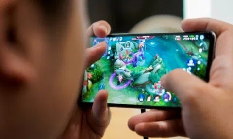 Bị mẹ thu điện thoại, nữ sinh lớp 8 có phản ứng khó tưởng, có một cách "cai" điện thoại dễ đẩy trẻ vào đường cùng