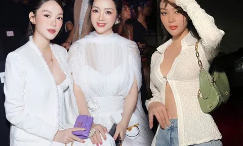 Bà hoàng của mốt "mặc sơ mi như không", mang bầu con so vẫn mê diện đồ phanh cúc, khi hở cả bụng