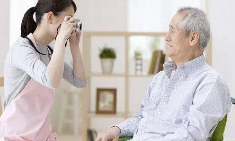 Cô bảo mẫu 20 tuổi mang bầu sau nửa năm chăm sóc ông lão 70 tuổi, con gái nổi cơn tam bành chất vấn