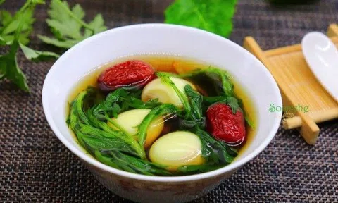 Cũng là trứng và ngải cứu nhưng thay vì đem rán, làm kiểu này ít dầu mỡ gây hại lại cực bổ cho phụ nữ