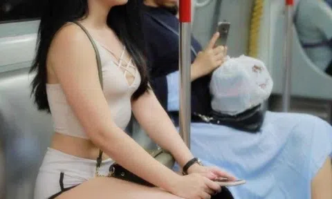Cô gái đi tàu điện ngầm nhưng mặc quần bó chẽn "thiếu hụt vải", người qua đường ai cũng chê phản cảm