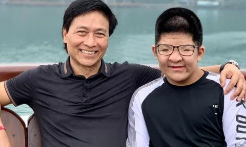 Không còn rụt rè, con trai diễn viên Quốc Tuấn chững chạc ở tuổi 21, thành tâm điểm được mọi người chào đón