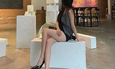 Cận cảnh nhan sắc cô nàng người mẫu khoe dáng ngọc ngà giữa triển lãm tranh