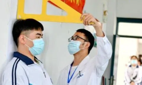 Mỗi ngày 3 hộp sữa mà con trai đến năm 15 tuổi chỉ cao 1m58, ông bố buồn bã nghe bác sĩ nói mấu chốt