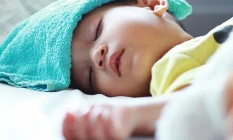 Hai bệnh nhân bị sốt, vì sao người được dặn chườm khăn mát, người kia chườm khăn ấm? Bác sĩ có lý giải bất ngờ