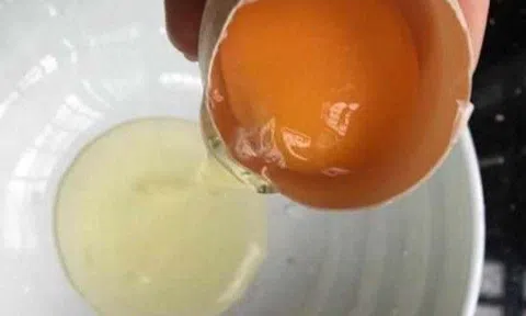 Ăn xong quả trứng, bé 2 tuổi không qua khỏi vì suy thận, bác sĩ chỉ ra một thứ độc hại mẹ đã cho vào