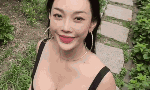 Phụ huynh 3 con có đường cong "sát thủ", hễ ăn diện xuống phố là bao chàng trai xếp hàng xin số đến ngại