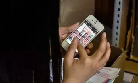 Thấy con trai 10 tuổi suốt ngày ôm điện thoại, tôi bủn rủn chân tay khi xem nội dung con trao đổi với bạn bè