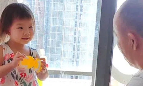 Ông nội đang chơi cùng cháu gái bỗng hỏi một câu khiến con dâu ở bên cạnh nghe mà điếng người