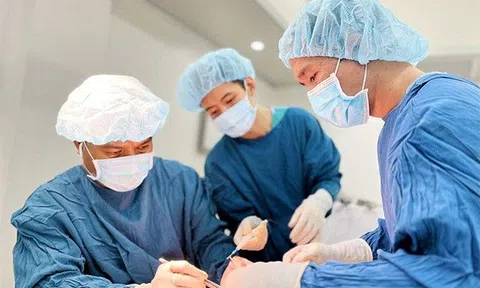 Bác sĩ Nguyễn Minh Tuấn giới thiệu kỹ thuật treo sa trễ ít để lại sẹo