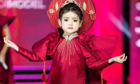 Mẫu nhí trình diễn các trang phục dân tộc nặng tới gần 100kg