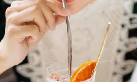 Nữ CEO bị ốm suốt 3 năm không rõ lý do cho đến khi nhìn vào đồ uống nước, cảnh báo thứ này bẩn hơn bồn cầu 40.000 lần