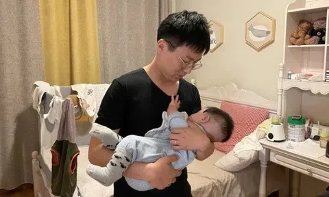 Con khóc ngặt nghẽo nhưng ông nội bế là ngủ, mẹ bỉm lén xem thì thấy hành động kỳ lạ của bố chồng