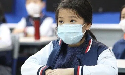 Vì sao Hà Nội tăng vọt số ca mắc COVID-19? Ai nhất định cần tiêm lại vắc xin và liệu trẻ có phải học online?