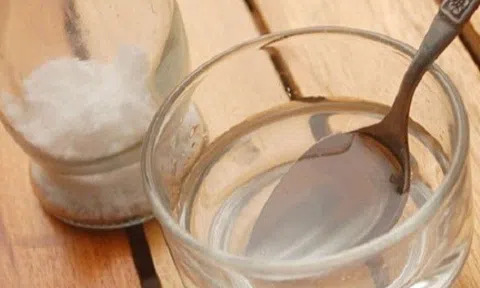 Trời nồm ẩm muỗi ùn ùn kéo vào nhà, đặt bát nước này trong phòng, muỗi không còn cơ hội vo ve nữa