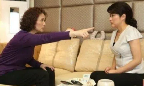 Nghĩ con dâu lén giấu đồ dưới gầm giường để đưa về nhà ngoại, tôi trách móc rồi muối mặt khi nghe con trai nói