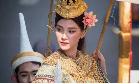 Nữ thần Songkran từng thích nuôi gián đi diễu hành được triệu người vây quanh, không hở hang vẫn đẹp vô đối