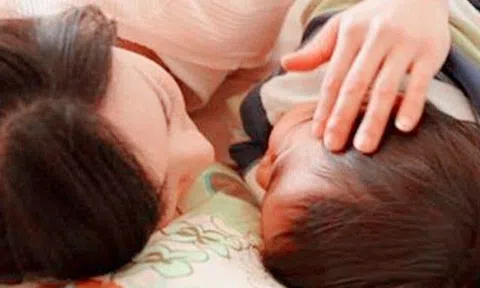 Con trai 11 tuổi vẫn đòi ngủ với mẹ nhưng bị mẹ đuổi ra khỏi phòng vì lời nói lúc nửa đêm